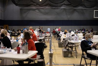 La mitad de los adultos estadounidenses ya recibieron las vacunas contra el COVID-19 | Ñanduti