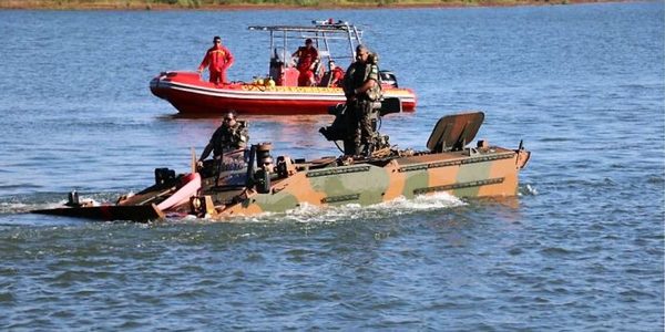 Militares brasileros se entrenan en uso de anfibios «Guaraní» en el Lago Itaipú | OnLivePy