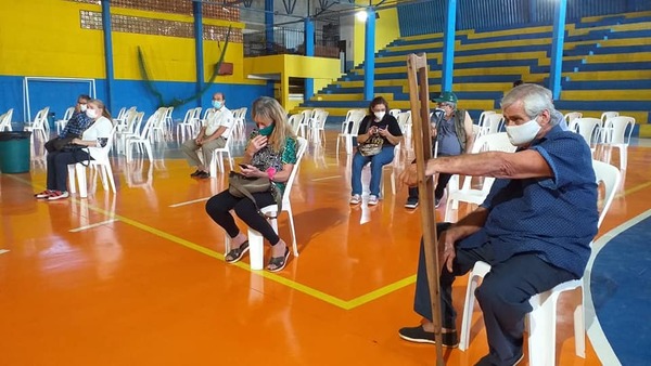 Continúa vacunación anticovid de adultos mayores en Alto Paraná - La Clave