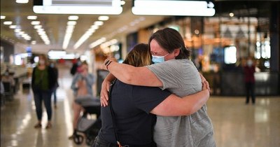 La Nación / Abrazos y lágrimas en “burbuja” entre Australia y Nueva Zelanda