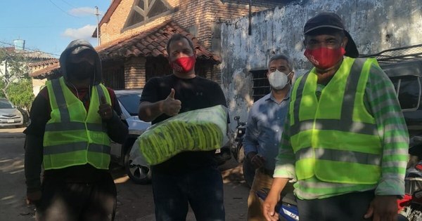 La Nación / Donan chalecos reflectivos para recicladores nocturnos del vertedero Cateura
