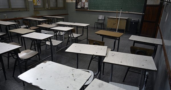 La Nación / Buenos Aires desafía decreto presidencial para suspender clases presenciales