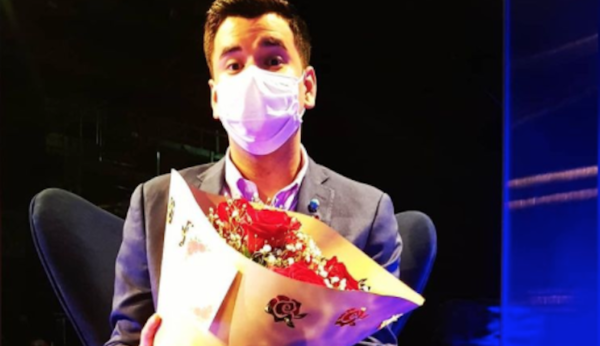 Diario HOY | Con rosas rojas, un admirador busca conquistar a Sebas Rodríguez: "Soy artista pero no cumbiero"