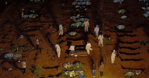 La Nación / Entierros nocturnos: la nueva normalidad del mayor cementerio de América Latina