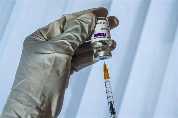Diario HOY | Chile se niega a administrar la vacuna de AstraZeneca a mujeres menores de 55 años
