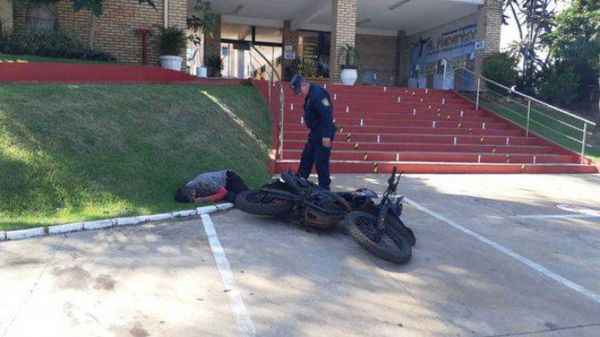 Guardia tomó tereré con somnilera y apareció tumbado en la calle