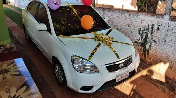 Paraguay solidario: Joven ganó un auto en una rifa y devolvió el premio para que familiares sigan usándolo  - Periodísticamente - ABC Color