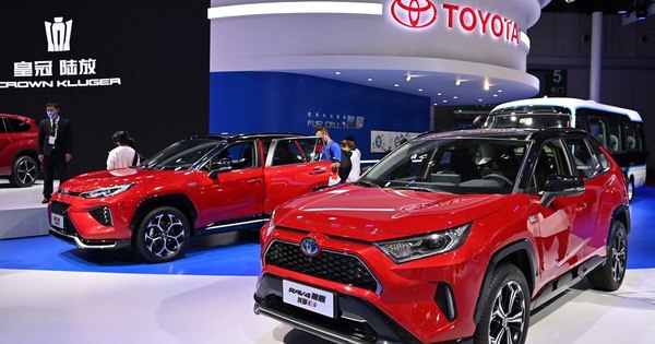 La Nación / Toyota, campeona de los híbridos, desvela su gama de coches eléctricos