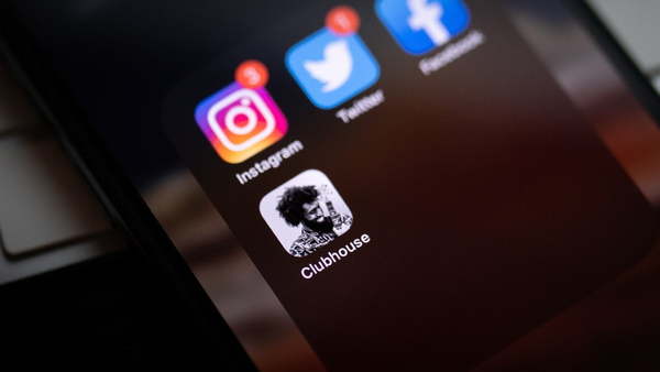 Facebook lanza cuatro servicios de audio para competir con Clubhouse