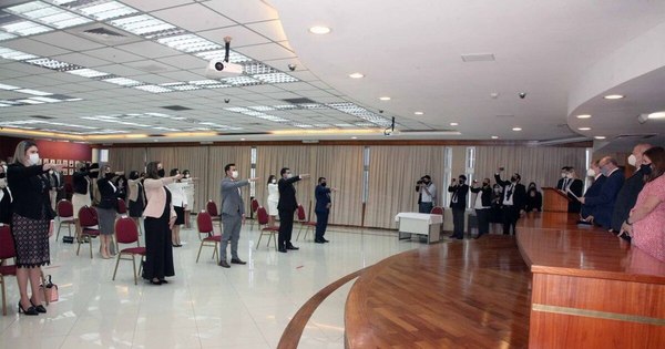 La Nación / Ministros de la Corte tomaron juramento a jueces, defensores y fiscales