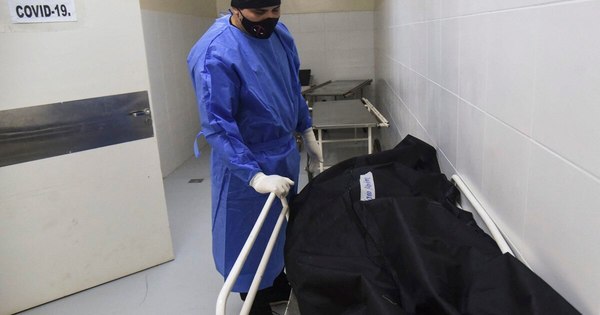 La Nación / Colombia supera por primera vez los 400 muertos en su reporte diario de pandemia