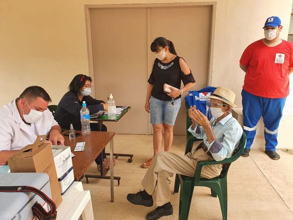 Vacunación a mayores de 85 años seguirá en hospitales de Alto Paraná - ABC en el Este - ABC Color