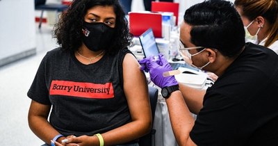 La Nación / En EEUU, todos los adultos ya pueden recibir vacuna anticovid
