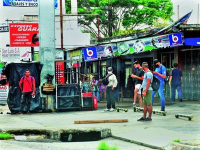 Los usuarios de San Lorenzo exigen paradas de transporte con refugios