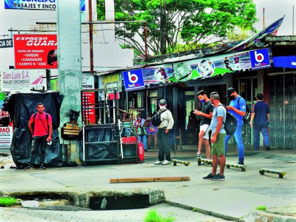 Los usuarios de San Lorenzo exigen paradas de transporte con refugios