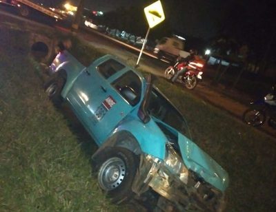 Camioneta de ANDE involucrada en percance rutero