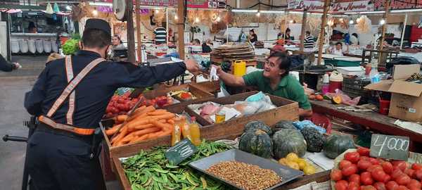 Permisionarios del mercado y la policía se unen para accionar contra covid-19 » San Lorenzo PY