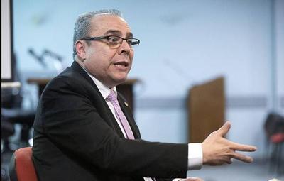 Roberto Escoto abandona el país y deja de ser representante de Paraguay ante la OMS y OPS