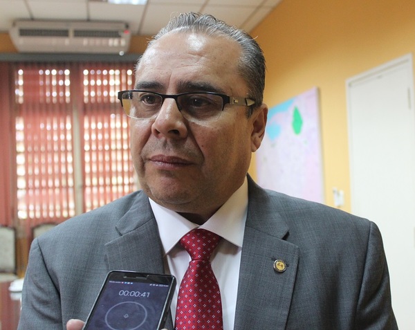 Luis Roberto Escoto abandonó el país sin dar respuesta sobre vacunas | OnLivePy