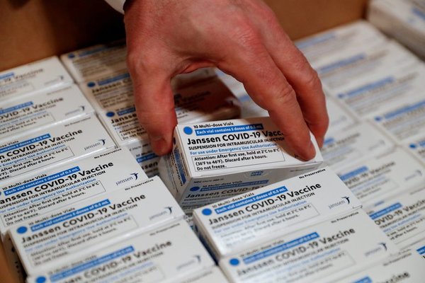 Vacuna de Johnson & Johnson tiene más beneficios que riesgos de causar “raros” coágulos, afirman - ADN Digital
