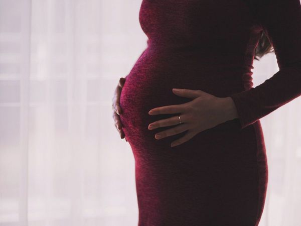 Covid-19: Médico insta a evitar baby shower y revelación de sexo