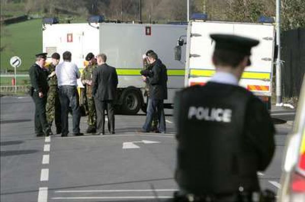 Hallan una bomba bajo el coche de mujer policía en Irlanda del Norte