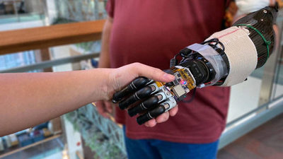 Crean una mano robótica con inteligencia artificial capaz de obedecer órdenes del cerebro | Ñanduti