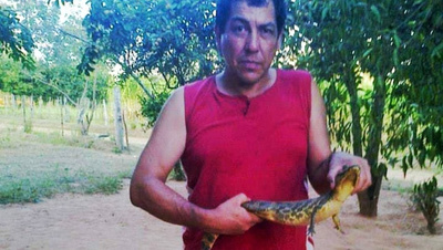 Crónica / Maltrato animal: cuelga crías de jakaré con piolín
