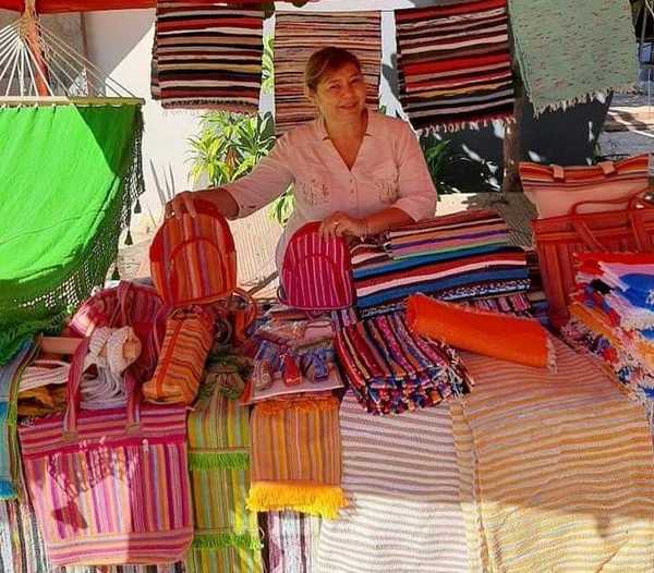 Artesana amplía su negocio por medio del crédito Mujer Emprendedora del CAH