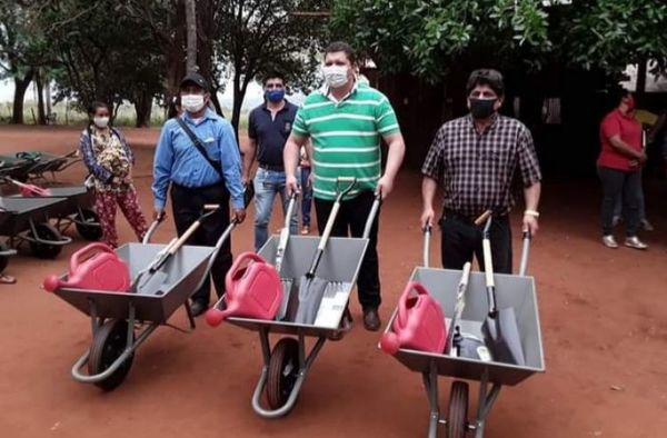 Diputado Juancho Acosta pide más carretillas de madera para campesinos de Amambay