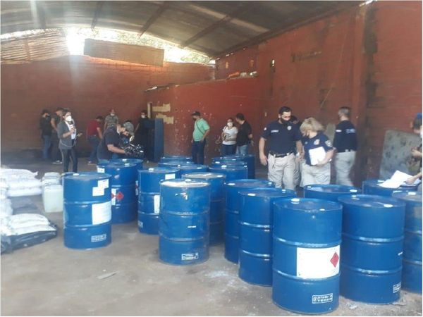 Policía incauta presunta acetona y otros precursores de cocaína