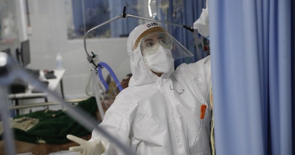 La Nación / Sorprendente recuperación de un paciente COVID-19, segundos antes de ser intubado