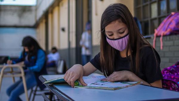 Revista científica italiana advierte que clases presenciales incrementan casos de Covid