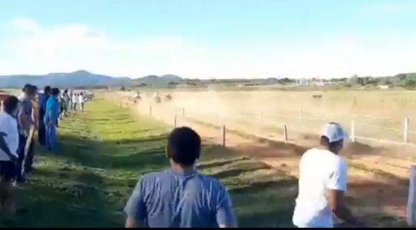 Intervienen una carrera de caballos con aglomeración de personas en La Colmena