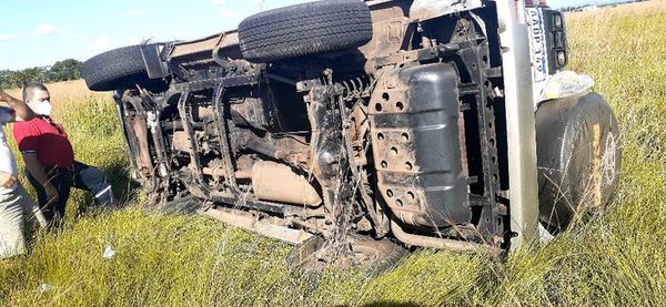 Mujer fallece tras vuelco de automóvil en Paraguarí - Nacionales - ABC Color