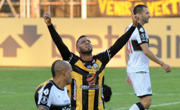 Diario HOY | Pierde como hace cinco años en el debut con el mismo rival