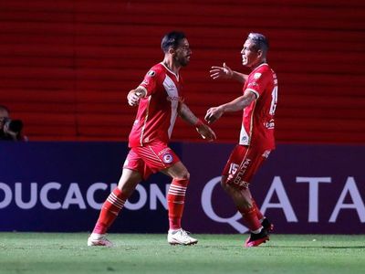 Argentinos Juniors vence a Nacional con gol de Gabriel Ávalos