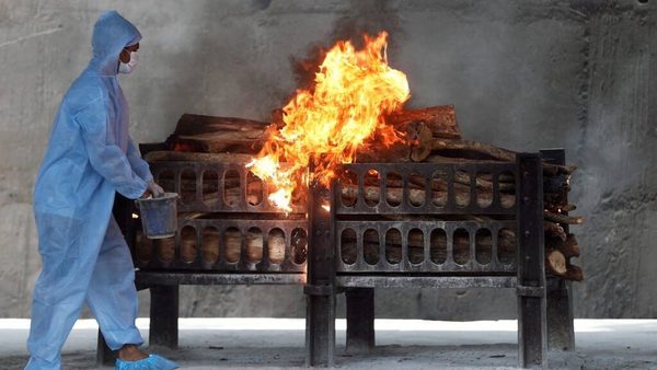 Los hornos se funden en los crematorios indios por exceso de muertos del COVID-19 | Ñanduti