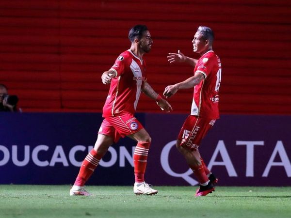 Argentinos Juniors vence a Nacional con gol de Gabriel Ávalos