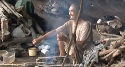 Crónica / NO SABE DEL COVID ¡Vive en una cueva hace 50 años!