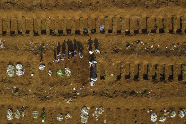 Entierros nocturnos: la nueva normalidad del mayor cementerio de América Latina - Mundo - ABC Color