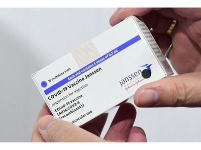 EMA avala vacuna de J&J, pese a raro efecto secundario