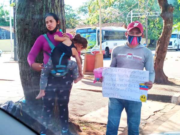 Venezolanos piden LIMOSMA para comer y tener un lugar donde dormir