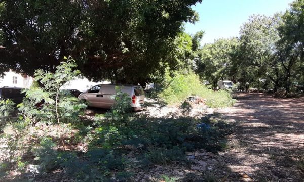 Céntrico estacionamiento recuperado por la Municipalidad está abandonado