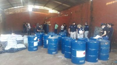 Agentes del Departamento de Investigaciones incautan presunta acetona y otros precursores de cocaína