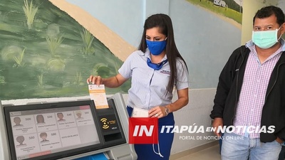 CAPACITAN A ELECTORES CON MÁQUINA PARA VOTO ELECTRÓNICO EN JOSÉ L. OVIEDO.
