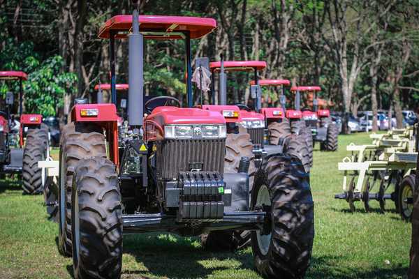 Productores de San Pedro reciben maquinarias agrícolas para fortalecer producción | .::Agencia IP::.