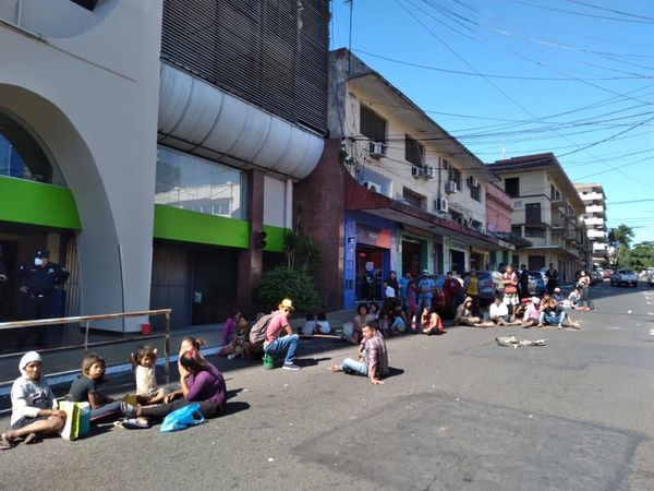 Indígenas de la etnia Mby’a Guaraní deambulan por el centro y ahora cierran la calle Yegros - Nacionales - ABC Color