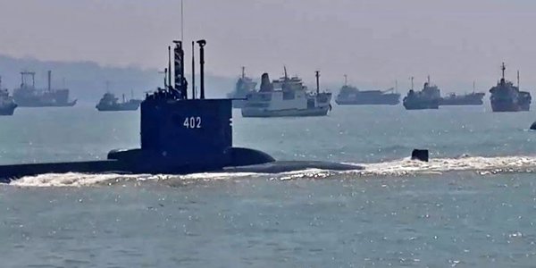Desaparece submarino indonesio con 53 tripulantes