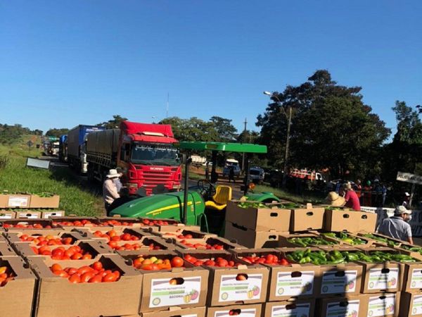 Con cajas de tomate y locote cierran ruta en Caaguazú